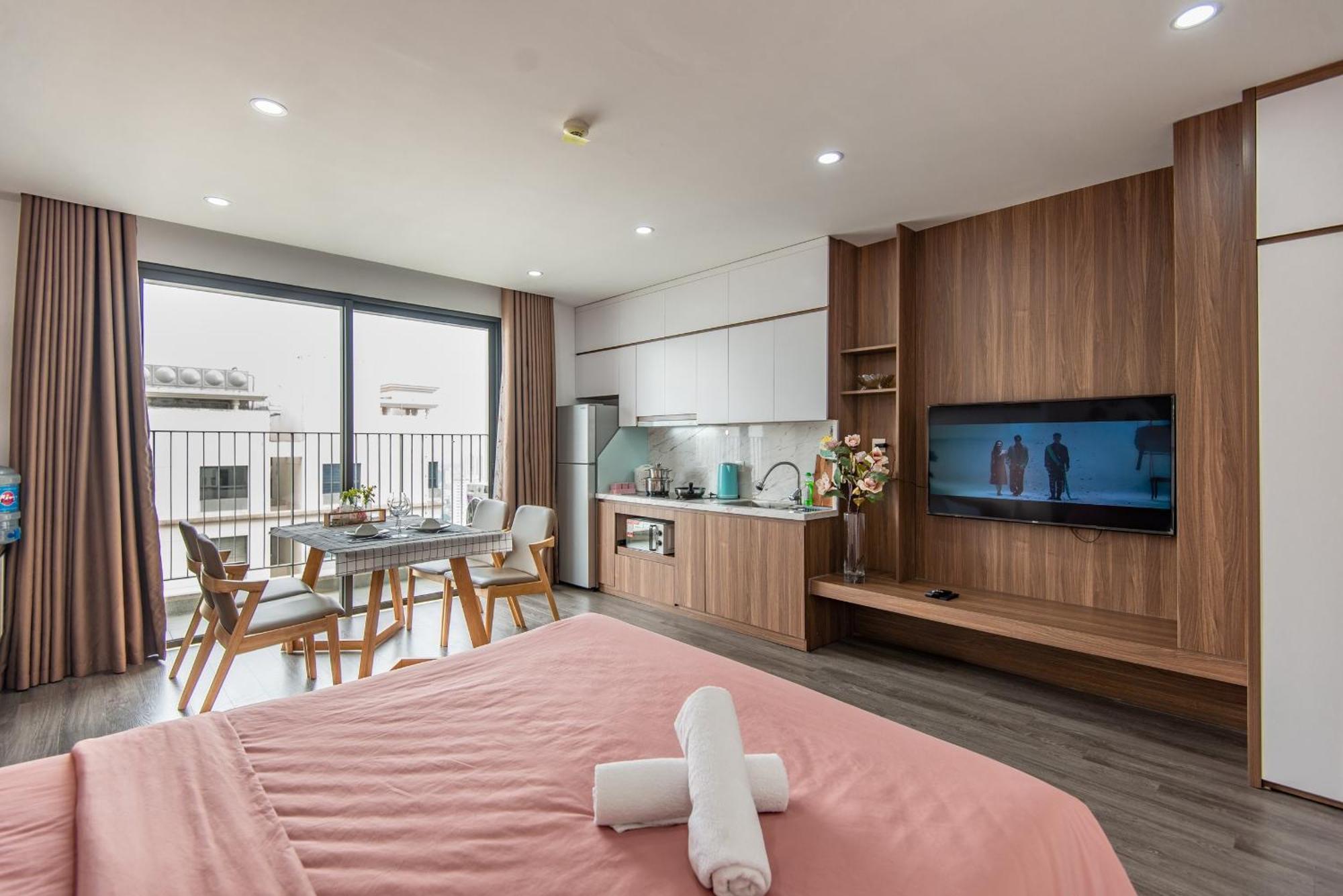 Căn hộ Lakeside High Floor Vinhomes D'capitale C2